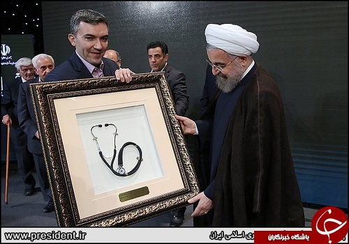 پزشکان چه هدیه&zwnj;ای به روحانی دادند؟+عکس