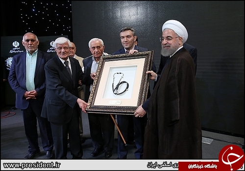 پزشکان چه هدیه&zwnj;ای به روحانی دادند؟+عکس