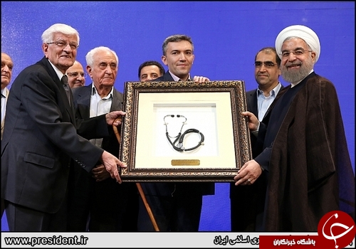 پزشکان چه هدیه&zwnj;ای به روحانی دادند؟+عکس