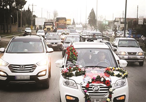 پلیس ماشینهای عروس را از محضر تا تالار پذیرایی اسکورت می‌کند !
