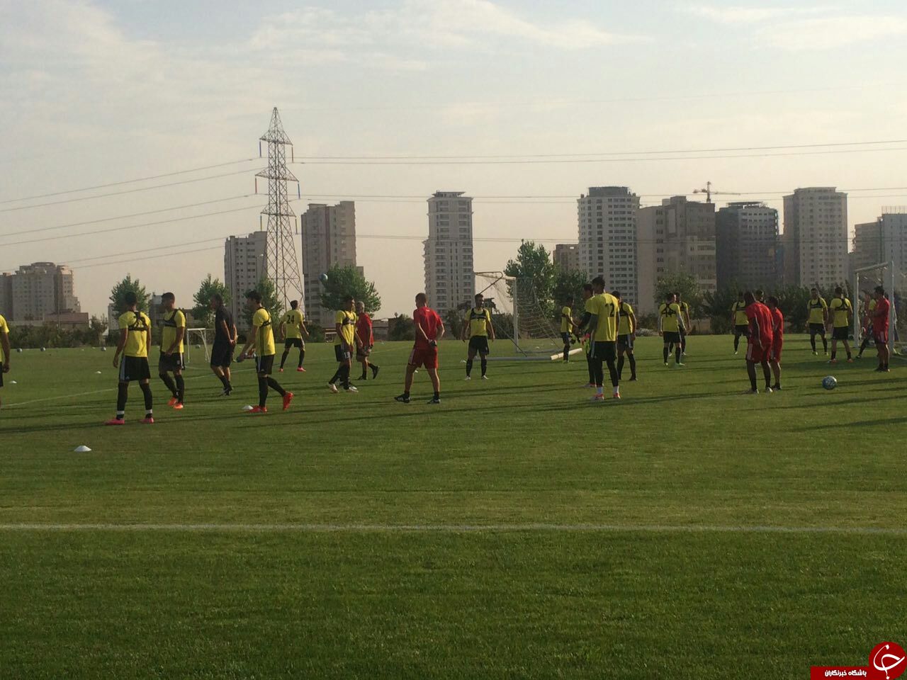 ملى پوشان لباس برند معروف را بر تن كردند/ ممانعت از حضور پرسنل شركت نفت در تمرين