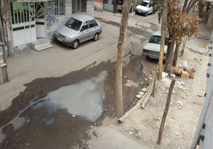 جاری شدن فاضلاب در خیابان‌های کمالشهر کرج + فیلم