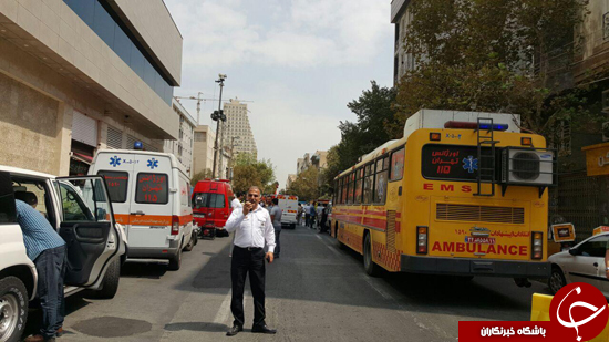 نشست زمین در ستارخان یک خودرو را بلعید/ مصدوم حادثه به بیمارستان منتقل شد+تصاویر