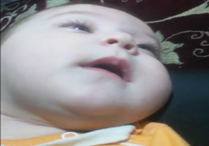 فرزند شهید مدافع حرم با عکس پدر زبان باز کرد + فیلم
