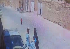 نجات معجزه‌آسای دختر بچه بعد از تصادف/عابران مات و مبهوت! + فیلم