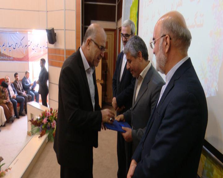 منع به کارگیری افراد دارای تابعیت مضاعف دو شغله و بازنشسته