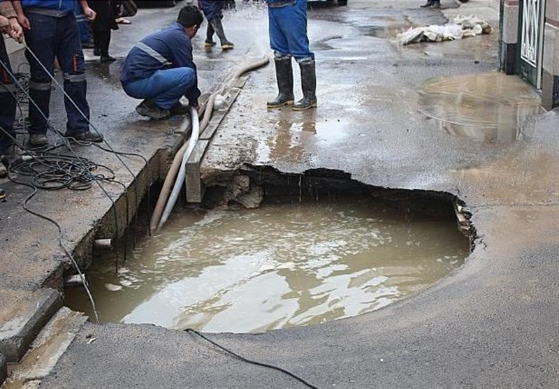 نشست 3 متری زمین در خیابان رجب نیا/ حضور شهردار منطقه 15 در محل نشست 3 متری زمین در خیابان رجب نیا/ حضور شهردار منطقه 15 در محل