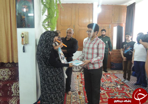 دانش آموزان و اهدای جام قهرمانی به خانواده شهدا