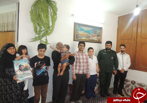دانش آموزان و اهدای جام قهرمانی به خانواده شهدا