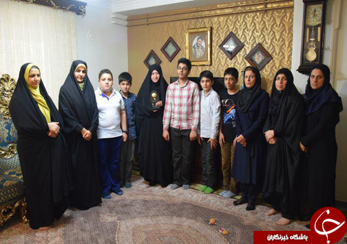دانش آموزان و اهدای جام قهرمانی به خانواده شهدا