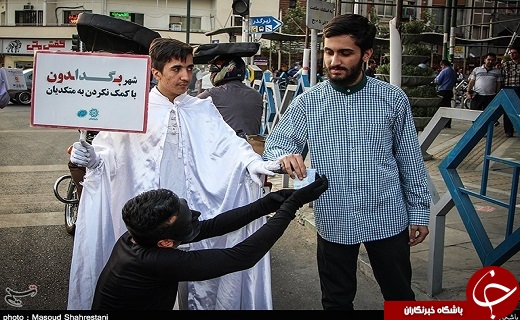 استقرار اکیپی برای تبلیغ &laquo;کمک نکردن به متکدیان&raquo; در تهران + تصاویر