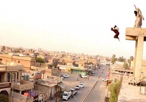 داعش 4 نفر را به بهانه همجنسگرایی از پشت بام به پایین پرتاب کرد