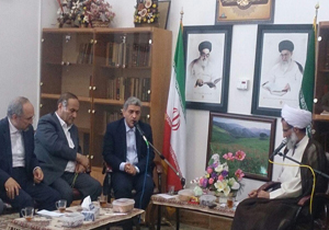 دیدار وزیر اقتصاد با امام جمعه شهرکرد