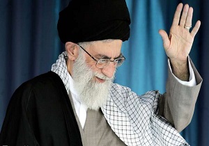 اهدای چفیه متبرک مقام معظم رهبری به فرمانده یگان ویژه کرمانشاه