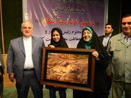 هدیه بانوی هنرمند گرگانی به دکتر ابتکار