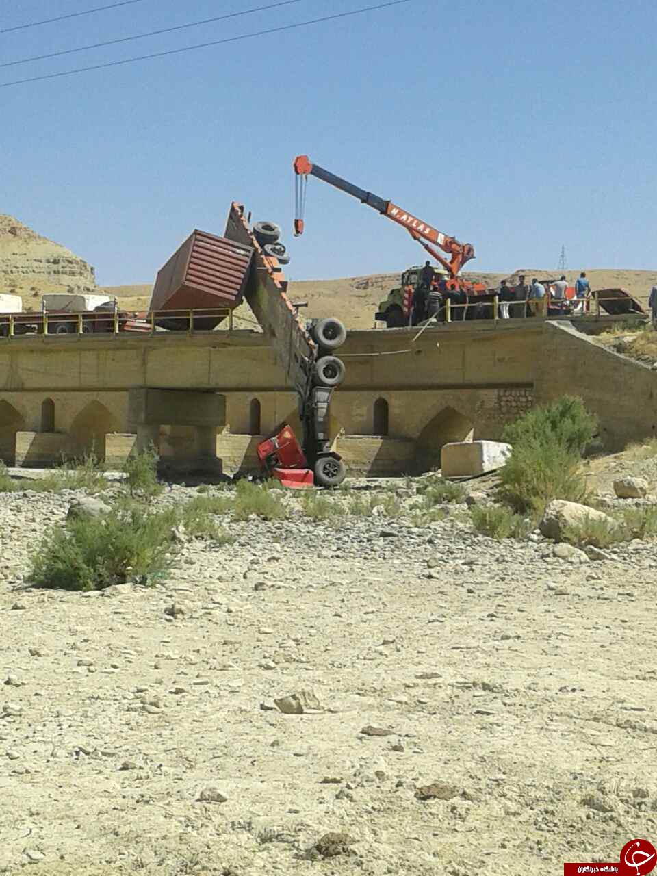 سقوط رعب&zwnj;آور تریلی از پل + تصاویر