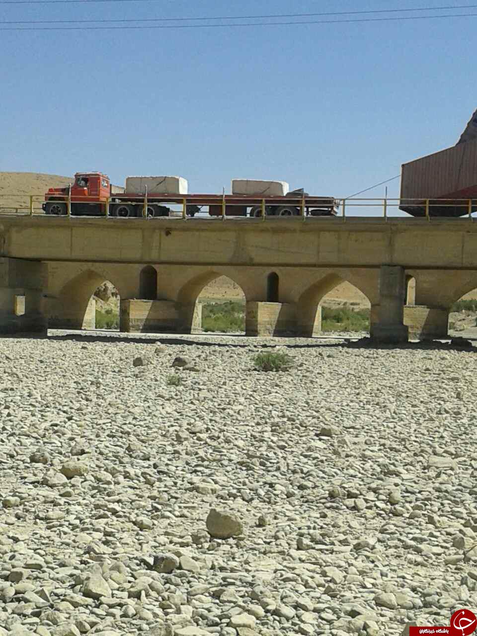 سقوط رعب&zwnj;آور تریلی از پل + تصاویر
