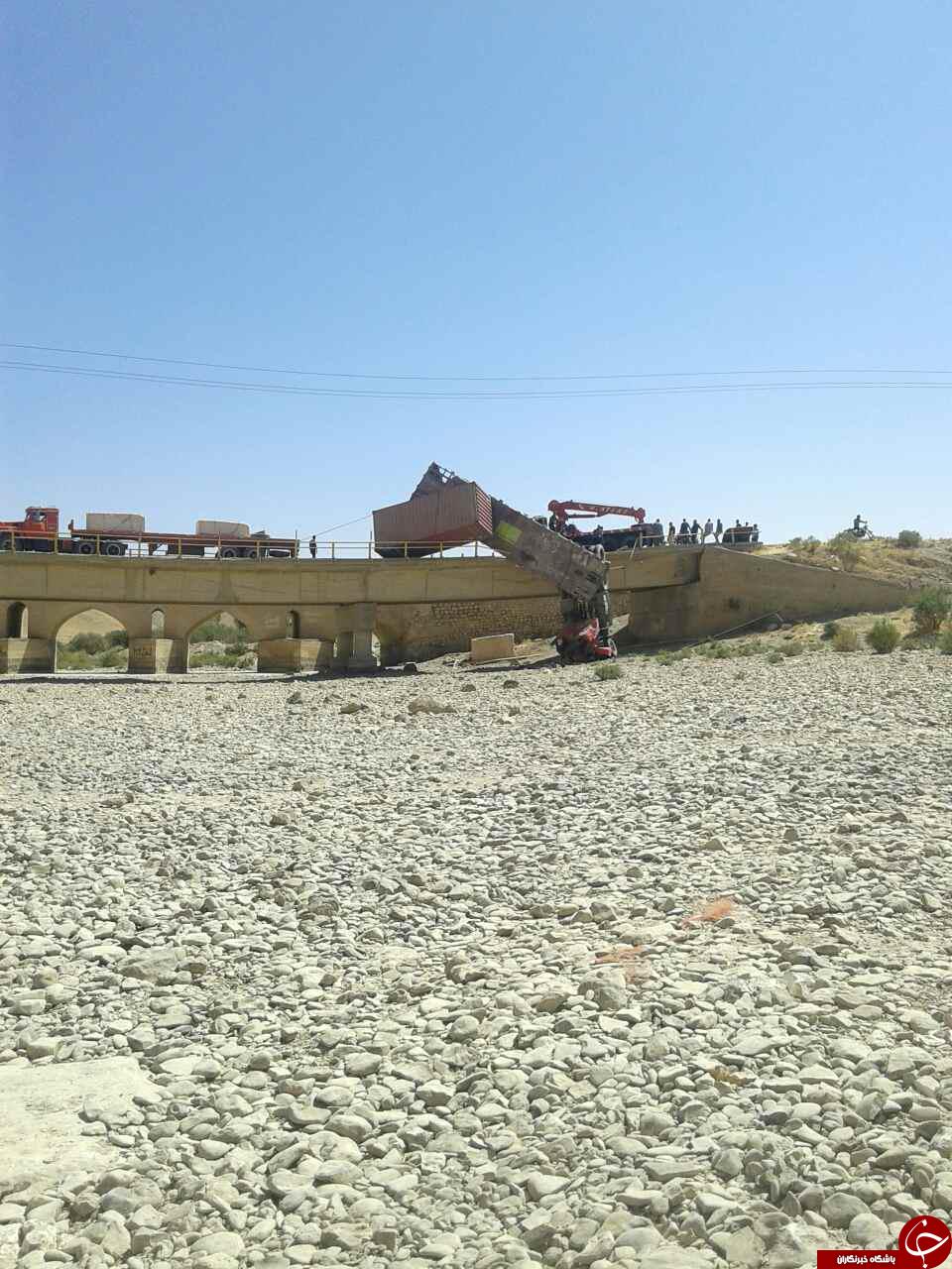 سقوط رعب&zwnj;آور تریلی از پل + تصاویر