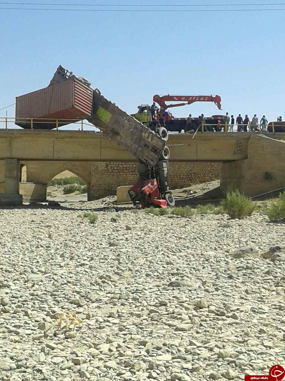 سقوط رعب&zwnj;آور تریلی از پل + تصاویر