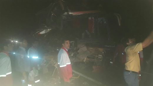 خواب آلودگی راننده اتوبوس حادثه آفرید/ 38 حادثه دیده در برخورد تریلی با اتوبوس