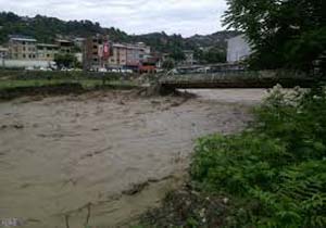 لحظه جاری شدن سیل در جاده! + فیلم