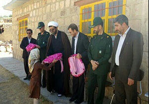 توزیع هدایای موسسه امین در بین دانش آموزان روستایی تکاب