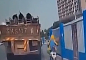 مرگ غافلگیرانه موتوسوار پس از سقوط بار کامیون + فیلم