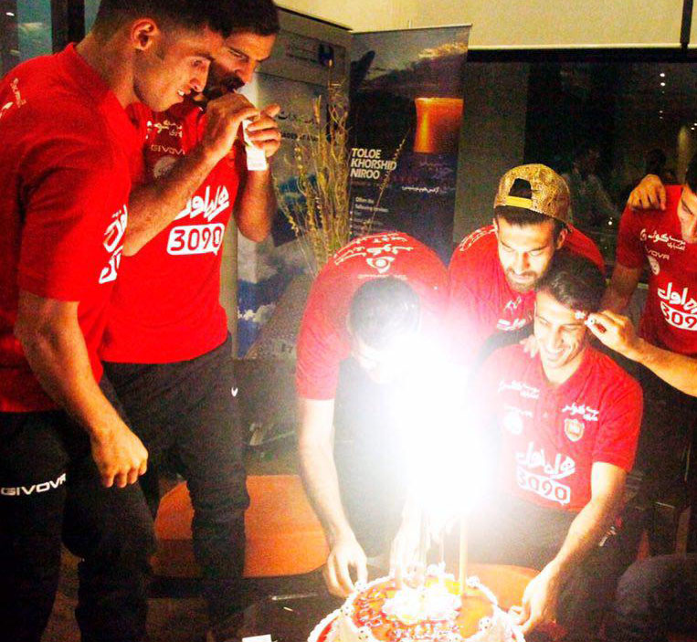 جشن تولد ستاره پرسپولیس تمرین قبل دربی + تصاویر