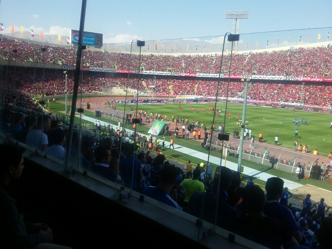 بازیکنان پرسپولیس و استقلال وارد زمین شدند