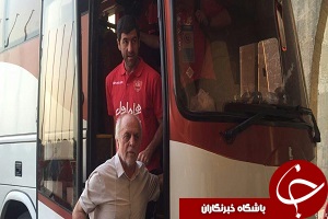 لحظه ورود اتوبوس سرخابی ها به استادیوم + فیلم