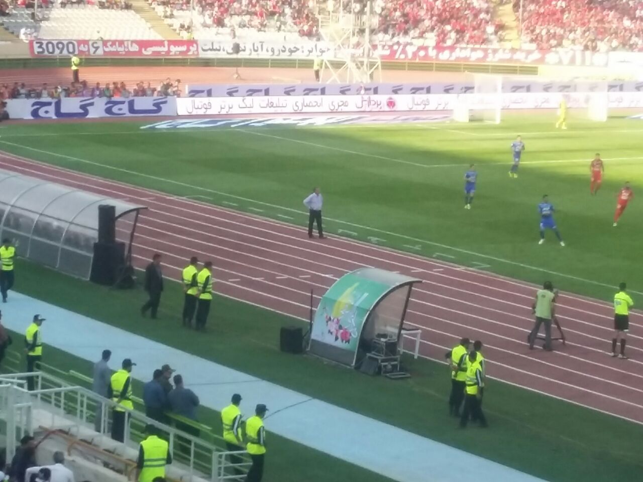 جدال پرسپولیس و استقلال/اولین کارت زرد دربی به نام ابراهیمی ثبت شد
