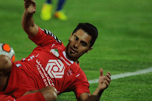 فیلم پرتاب بطری آب از هواداران استقلال به عالیشاه