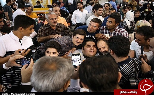 عکس/ سلفی با قویترین مرد جهان