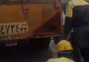 نجات بچه گربه از حفره پایه برق + فیلم