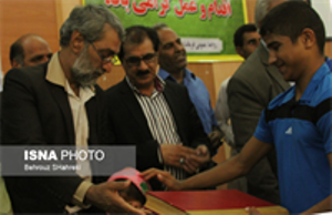 اهداء کتاب نفیس خطی شاهنامه فردوسی به پهلوان امید آرامی