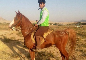 مدال طلا برگردن سوار کار کردستانی