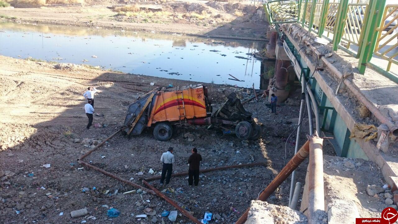 سقوط کامیون حمل زباله از روی پل + تصاویر