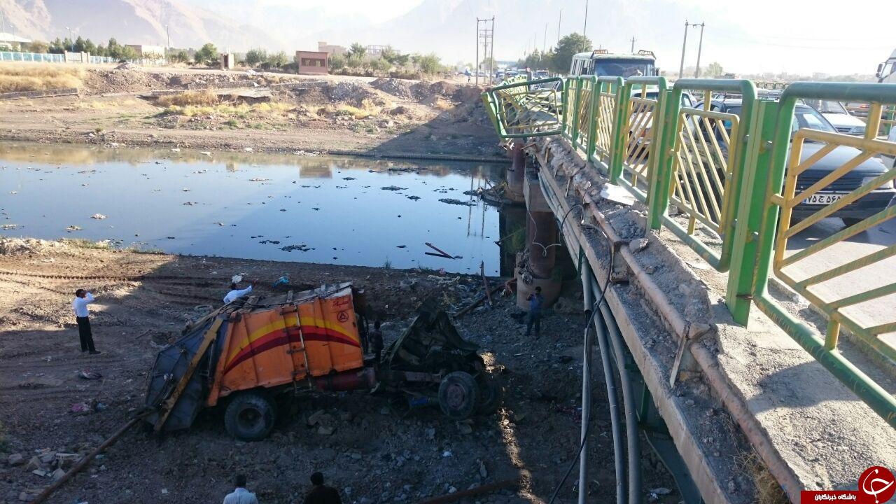 سقوط کامیون حمل زباله از روی پل + تصاویر