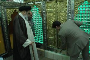 غبارروبی ضریح امامزاده عبدالله بافق