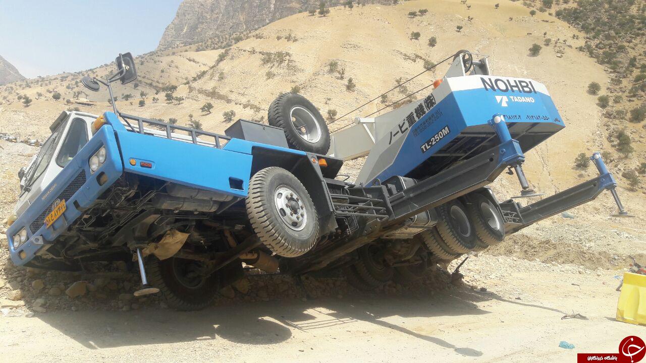 واژگونی عجیب جرثقیل عظیم الجثه!  +فیلم و تصاویر