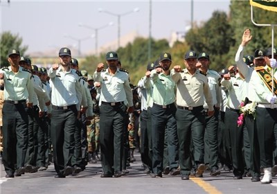 یگان&zwnj;های پیاده نیروی انتظامی جمهوری اسلامی از مقابل جایگاه رژه رفتند