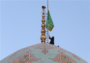 اهتزاز پرچم سبز علوی بر فراز گنبد فیروزه‌ای جمکران