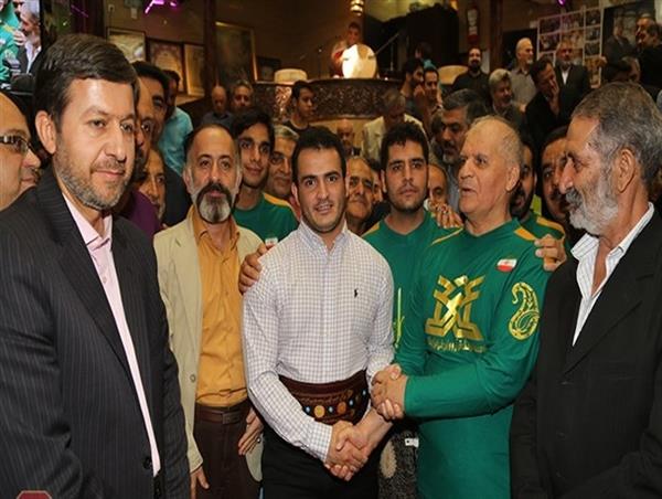 کمربند پهلوانی به سهراب مرادی اهدا شد