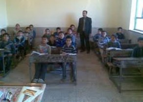 توزیع نوشت افزار و پوشاک رایگان بین دانش آموزان محروم