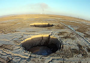 احتمال تبدیل فرونشست روستای دیندارلو به فروچاله