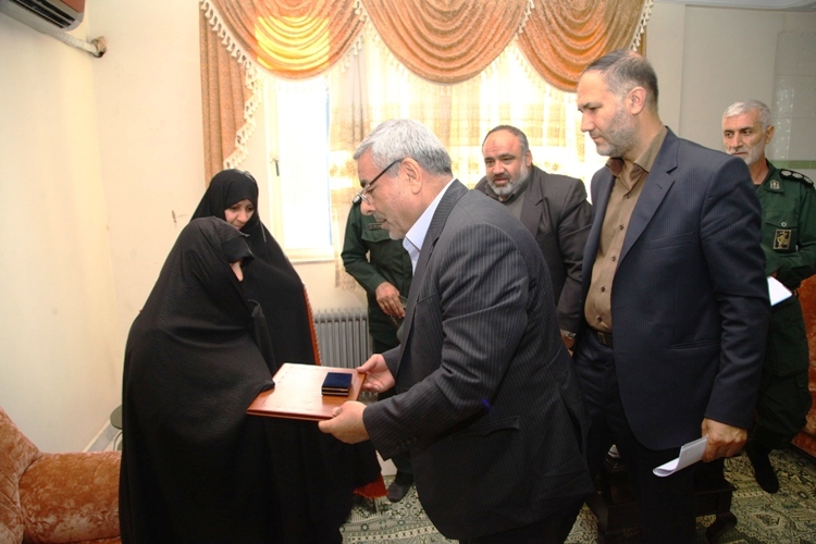 شهدا و ایثارگران آبروی نظام