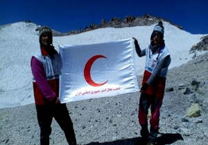 اهتزاز پرچم هلال احمربر قله دماوند