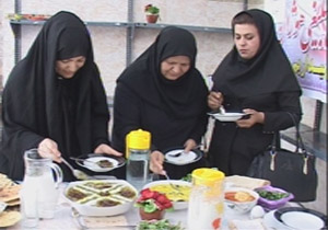 نمود خلاقیت و سفره آرایی زنان روستای گوگ تپه در جشنواره آشپزی