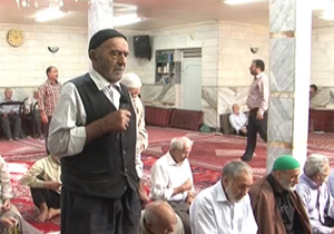 صدای موذن 104 ساله و دلگرمی نمازگزاران + فیلم