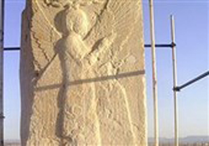 مرمت سنگ نگاره انسان بالدار در پاسارگاد